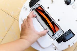Hướng dẫn vệ sinh robot hút bụi Xiaomi nhanh chóng và hiệu quả 11 Vệ sinh cuộn hút robot hút bụi xiaomi